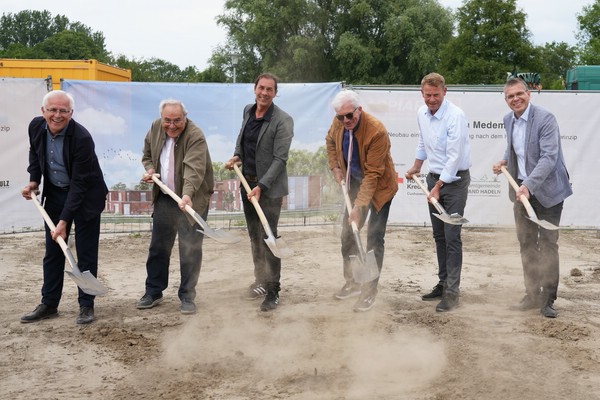 Gemeinsam griffen sie zum Spaten, um symbolisch den Bau des DRK-Seniorenheims zu beginnen (v.l.n.r.): Architekt Prof. Georg Klaus, DRK-Präsident Dr. Jürgen Haselberger, Samtgemeindebürgermeister Frank Thielebeule, DRK-Präsident Werner Otten, DRK-Geschäftsführer Volker Kamps und Helge Dunker vom Bauunternehmen Lüdke. 